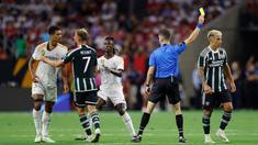Pemain MU, Lisandro Martinez (kanan), mendapatkan hukuman kartu kuning dari wasit setelah melakukan pelanggaran keras terhadap pemain Real Madrid, Jude Bellingham (kiri), ketika kedua tim bertemu dalam pertandingan pramusim Soccer Champions Tour 2023 yang berlangsung di NRG Stadium, Houston, Kamis (27/7/23). (AFP/Getty Images/Tim Warner)