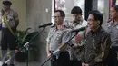 Kapolri Jenderal Pol Tito Karnavian saat memberi keterangan di Mabes Polri, Jakarta, Jumat (17/3). Dua lembaga tersebut membentuk tim terpadu yang sekaligus menekan praktik pungutan liar atau pungli. (Liputan6.com/Helmi Afandi)