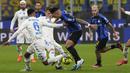 <p>Penyerang Inter Milan, Lautaro Martinez berusaha melewati pemain Empoli, Koni De Winter selama pada pertandingan lanjutan Liga Italia di stadion San Siro di Milan, Italia, Selasa (24/1/2022). Kemenangan atas Inter Milan membuat Empoli kini berada di peringkat ke 9 dengan 25 poin. (AP Photo /Luca Bruno)</p>