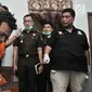 Tersangka Haris Simamora melakukan adegan rekonstruksi pembunuhan keluarga Diperum Nainggolan di Jalan Bojong Nangka, Bekasi, Rabu (21/11). Tersangka pembunuhan satu keluarga di Bekasi itu menjalani 37 adegan rekonstruksi. (Merdeka.com/Iqbal S. Nugroho)