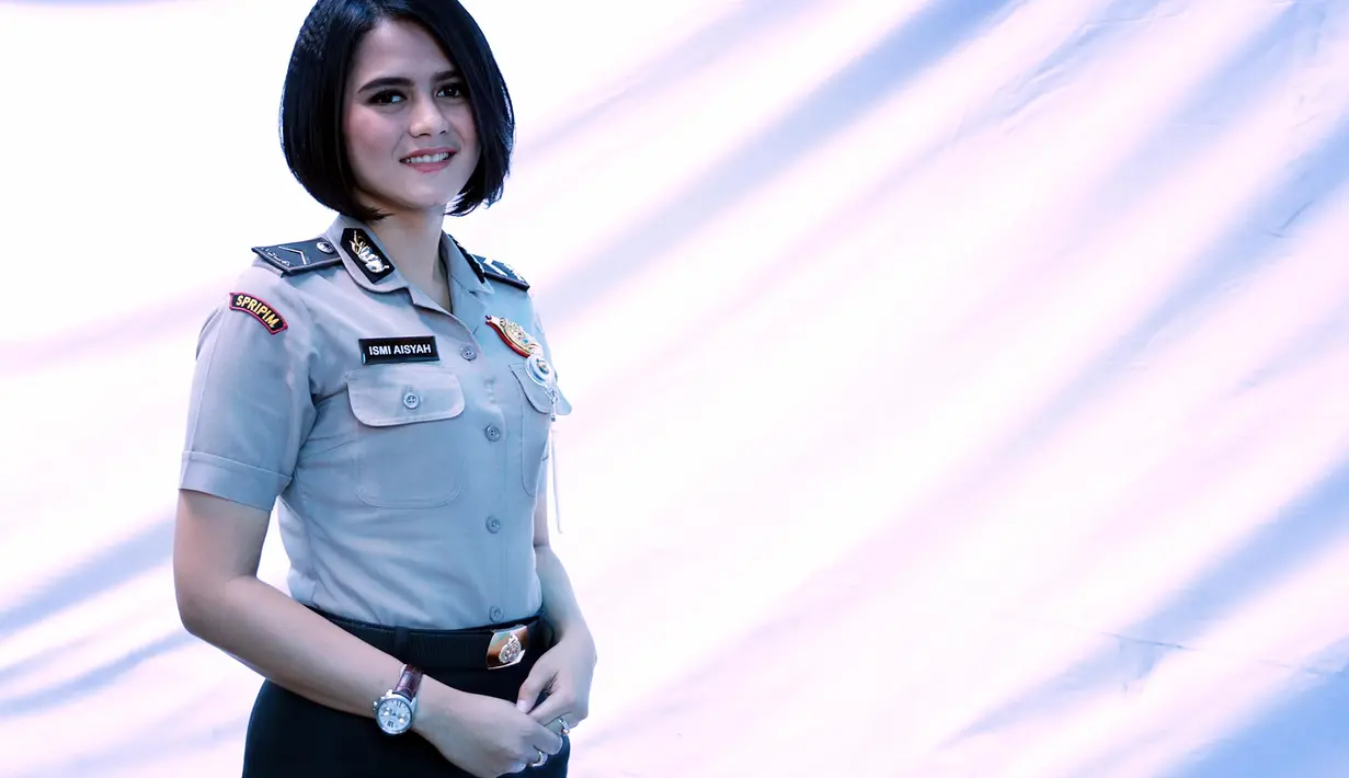 Kecantikan Bripda Ismi Aisyah mampu menarik perhatian netizen terkait bom di Bandung beberapa waktu lalu. Kecantikan polisi wanita (Polwan) itu sempat menjadi viral di dunia maya. (Deki Prayoga/Bintang.com)