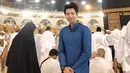 "Entah itu solat berjamaah, entah itu kita i'tikaf yang biasanya kita bisa lakukan di masjid, selama 10 hari terakhir, terutama di malam-malam ganjil itu pun bisa dilakukan di rumah," sambung Chand Kelvin. (Instagram/chand_kelvin)