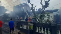 Rumah petugas KPPS ludes terbakar di Jalan Sapta Marga Bukit Sangkal Palembang Sumsel saat sedang menghitung surat suara di Pemilu 2024 (Liputan6.com / Nefri Inge)
