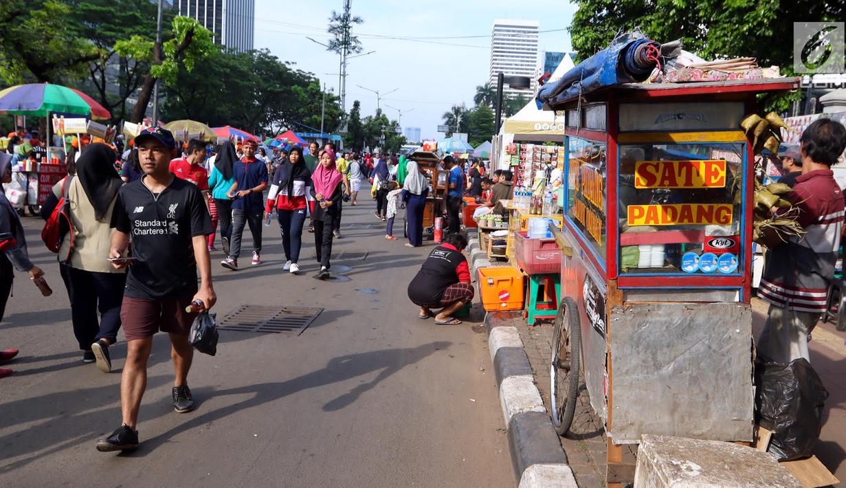 Pedagang kaki lima (PKL) tumpah ruah saat Car Free Day di kawasan Senayan, Jakarta, Minggu (8/10). Sejak ditinggal kepemimpinan Basuki Tjahaja Purnama alais Ahok, tidak terlihat petugas yang berjaga menertibkan jalannya CFD.  (Liputan6.com/Fery Pradolo)