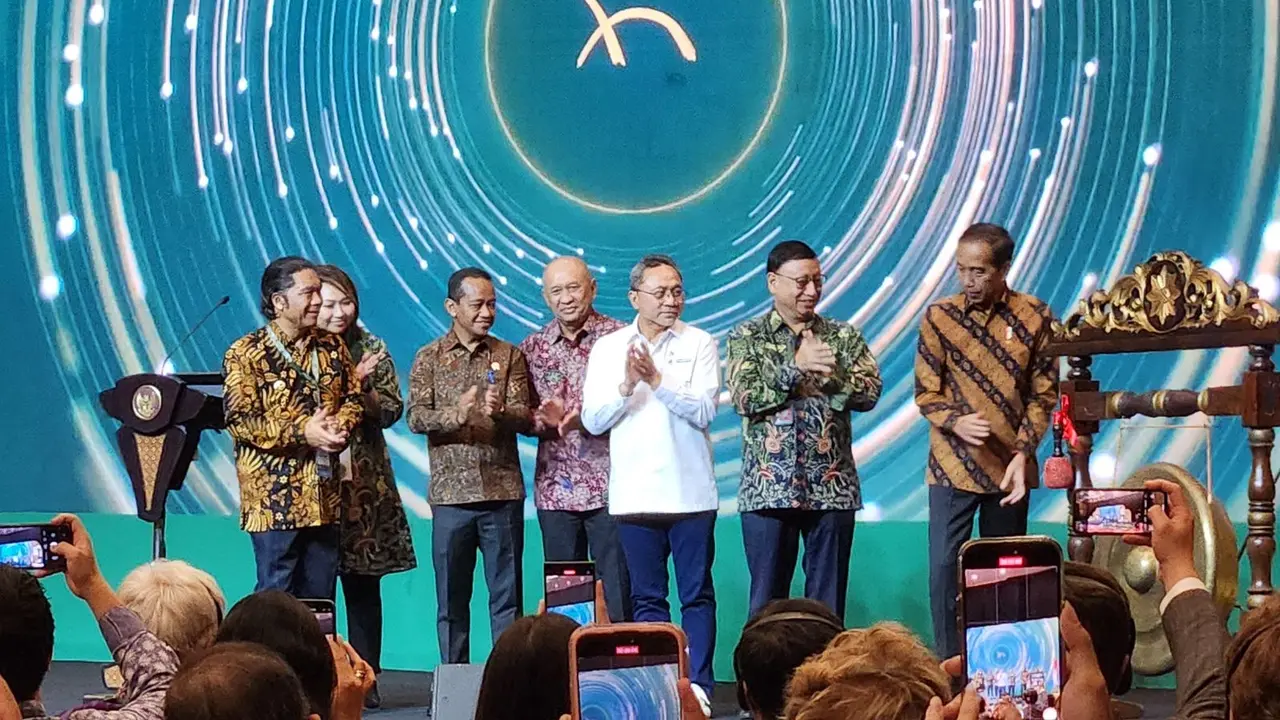 Menteri Perdagangan (Mendag) RI Zulkifli Hasan (Zulhas) mendampingi Presiden Joko Widodo dalam pembukaan IFFINA Indonesia Mebel & Design Expo 2023 di ICE BSD, Tangerang, Kamis (14/9/2023). (Dok Kemendag)