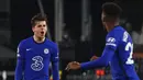 Gelandang Chelsea, Mason Mount (kiri) melakukan selebrasi usai mencetak gol ke gawang Fulham dalam laga lanjutan Liga Inggris 2020/21 pekan ke-18 di Craven Cottage, Sabtu (16/1/2021). Chelsea menang 1-0 atas Fulham. (AFP/Clive Rose/Pool)