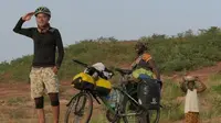 Pria ini melakukan perjalanan dari Afrika ke Tiongkok dengan sepeda sambil mengumpulkan uang untuk membantu warga di Afrika.