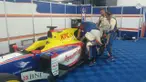 Teknisi Trident mempersiapkan mobil Philo Paz Armand sebelum melakukan tes pada balapan GP2 di Sirkuit Red Bull Ring, Austria, (1/7/2016). (Bola.com/Reza Khomaini)