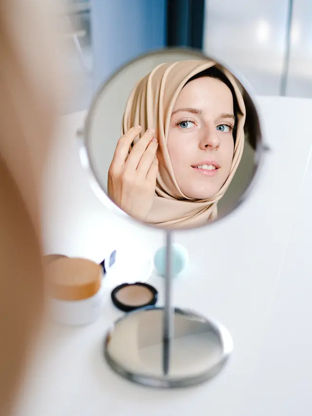 ilustrasi tips makeup tetap on point walaupun terkena hujan/Anna Shvets/pexels