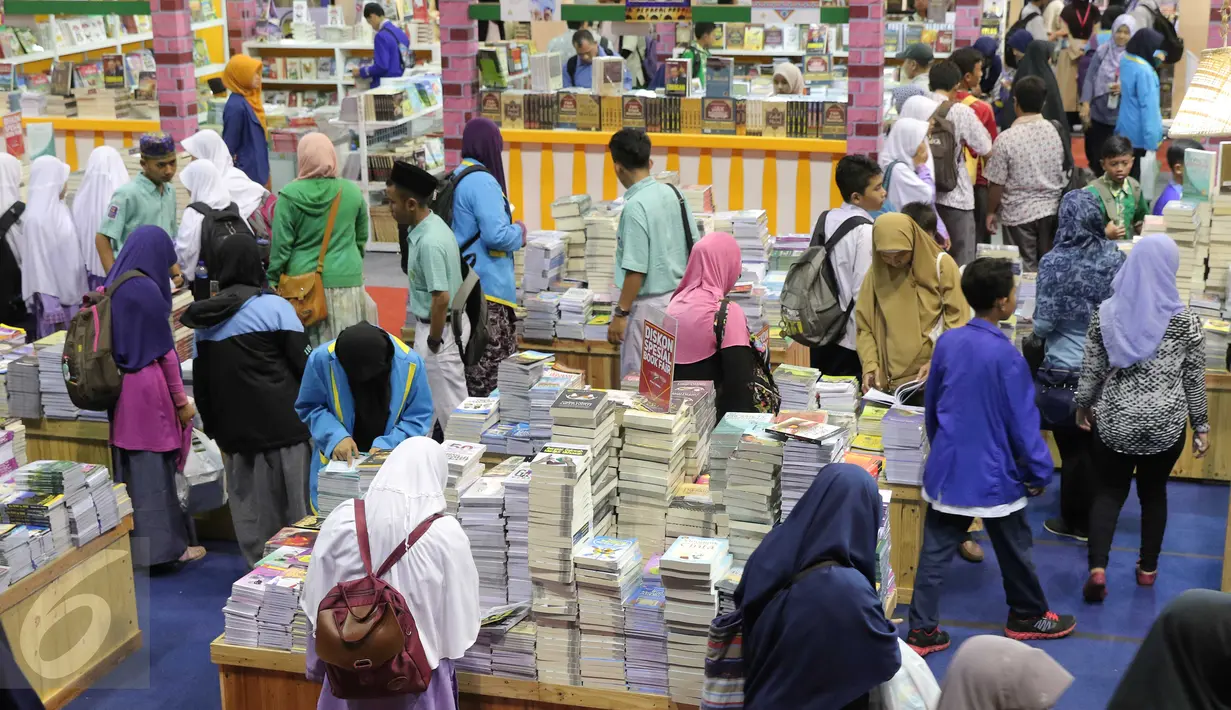 Suasana pameran Islamic Book Fair 2016 di Jakarta, Selasa (1/3). Pameran buku keislaman terbesar di Indonesia tersebut berlangsung hingga 6 Maret mendatang. (Liputan6.com/Angga Yuniar)