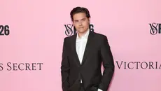 Dylan Sprouse Tuai Pro Kontra soal Ucapan Anak Hasil Inses, Kini Balik Meledek Pakai Meme