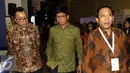 Dirut Indosiar Imam Sudjarwo (kanan) dan CEO SCM Sutanto Hartono (tengah) berbincang saat menghadiri IBX 2016, Jakarta, Jumat (21/10). Acara tersebut mengusung tema Digital Broadcasting. (Liputan6.com/Helmi Afandi)