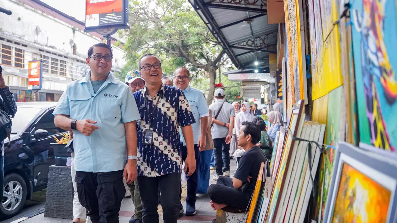 Menteri Ekraf Teuku Riefky ke Pasar Cihapit di Kawasan Braga.