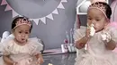 Potret anka kembar Anisa Rahma dan Dito menikmati kue tart di ultah pertamanya. Pasangan ini menikah pada tahun 2018 silam dan kemudian pada 13 Oktober 2022, pasangan ini dikaruniai anak kembar. Tahun ini, Alma dan Alsha baru saja genap satu tahun. [Instagram/anisarahma_12]
