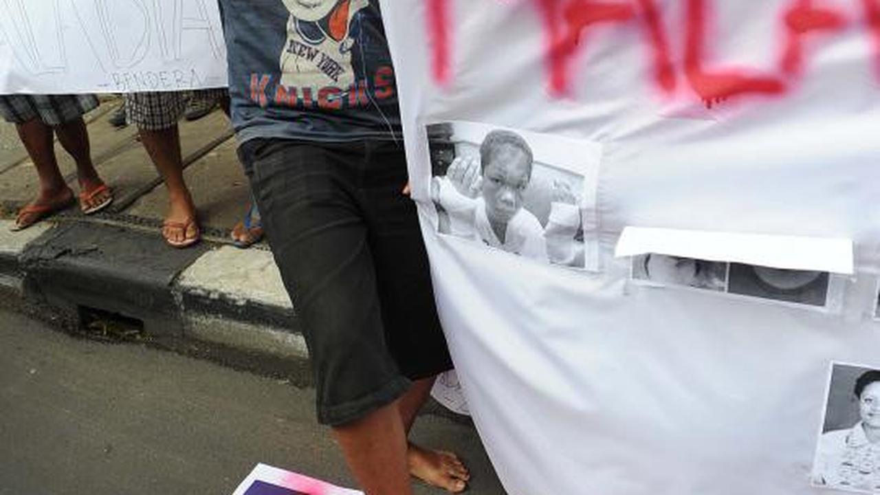 Pengunjuk rasa yang tergabung dalam Aktivis Bendera membakar  bendera  