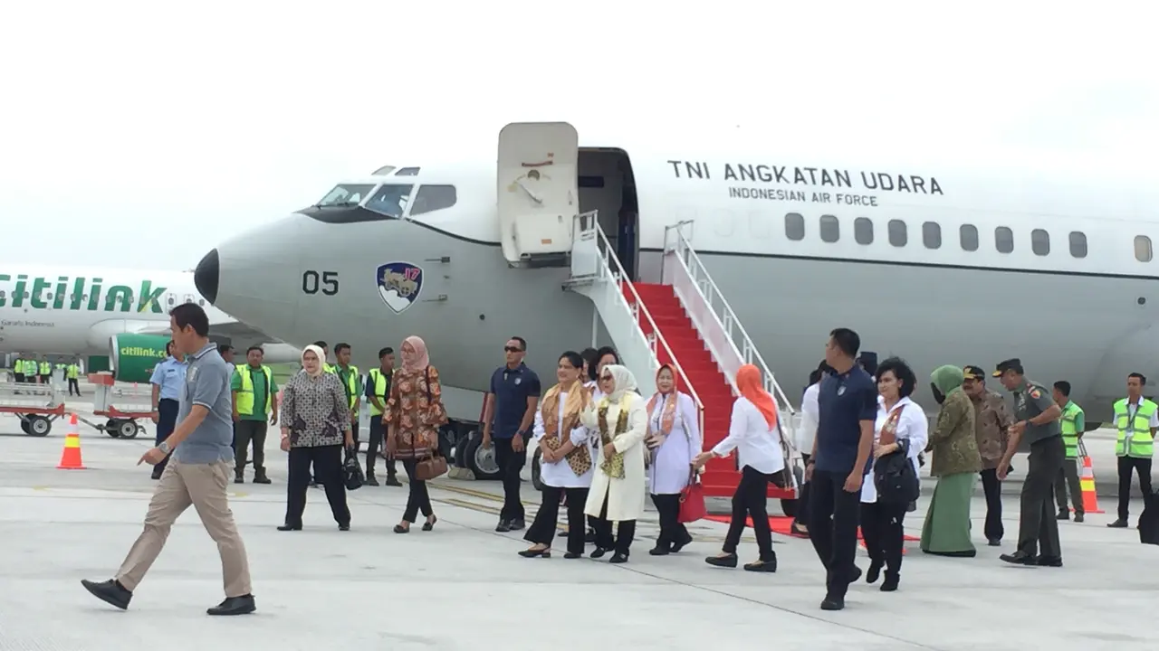 Ibu Negara Iriana Jokowi mengkampanyekan Indonesia bebas sampah plastik di Puskesmas Kelurahan Gitik Kabupaten Banyuwangi. Liputan6.com/Lizsa Egeham)