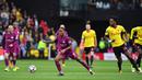 Aksi pemain Manchester City, Raheem Sterling (tengah) melewati adangan pemain Watford pada lanjutan Premier League di Vicarage Road, Watford, (16/9/2017). Manchester City menang 6-0. (AFP/Ben Stansall)