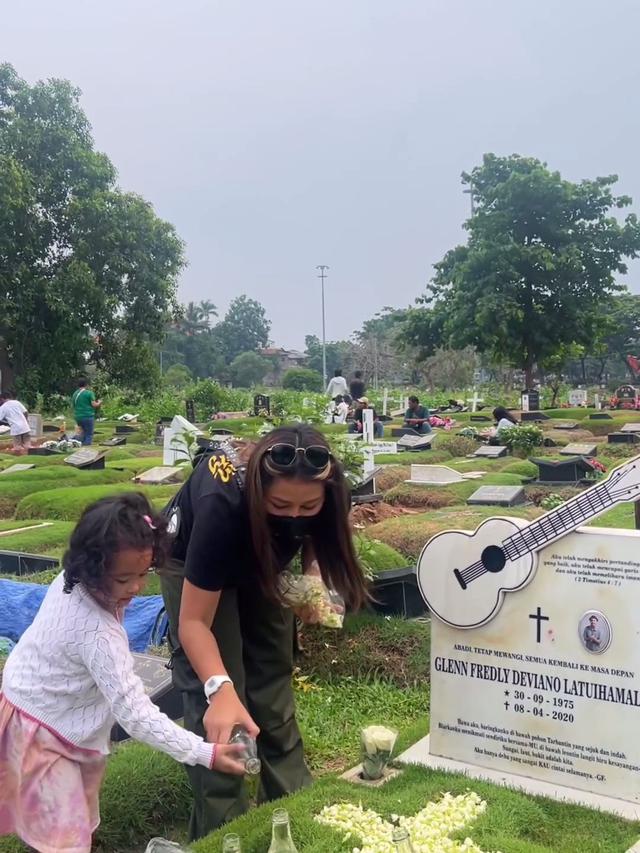 Jelang Tahun Baru, Ini 7 Momen Mutia Ayu dan Gewa Ziarah ke Makam Glenn Fredly