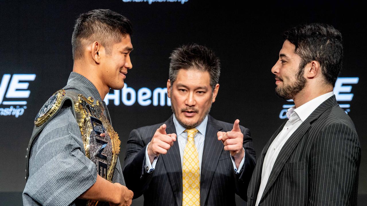 Ken Hasegawa (kanan) vs Aung La N Sang (kiri). (ONE Championship)