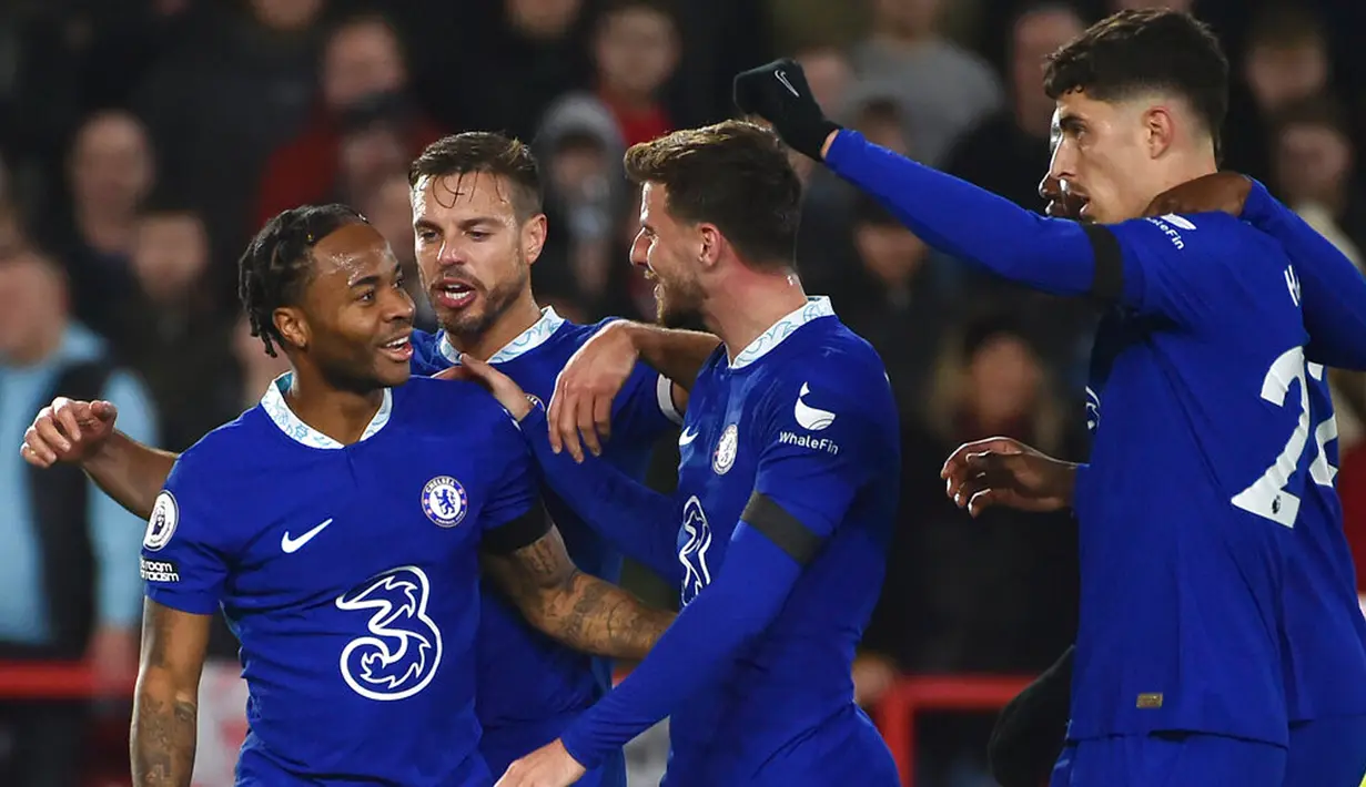 Pemain Chelsea Raheem Sterling (kiri) merayakan dengan rekan setimnya setelah mencetak gol ke gawang Nottingham Forest pada pertandingan sepak bola Liga Inggris di City Ground, Nottingham, Inggris, 1 Januari 2023. Pertandingan berakhir imbang dengan skor 1-1. (AP Photo/Rui Vieira)