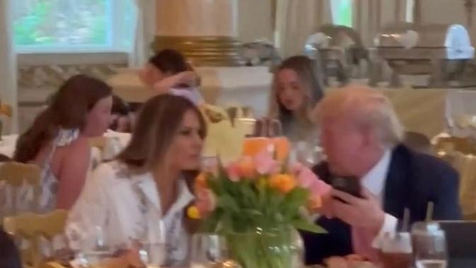 <p>Donald Trump dan Melania Trump tertangkap kamera saat makan siang Hari Raya Paskah di Resort Mar-a-Lago, Florida, Minggu (9/4/2023). (Dok. Instagram/@linda.florida)</p>