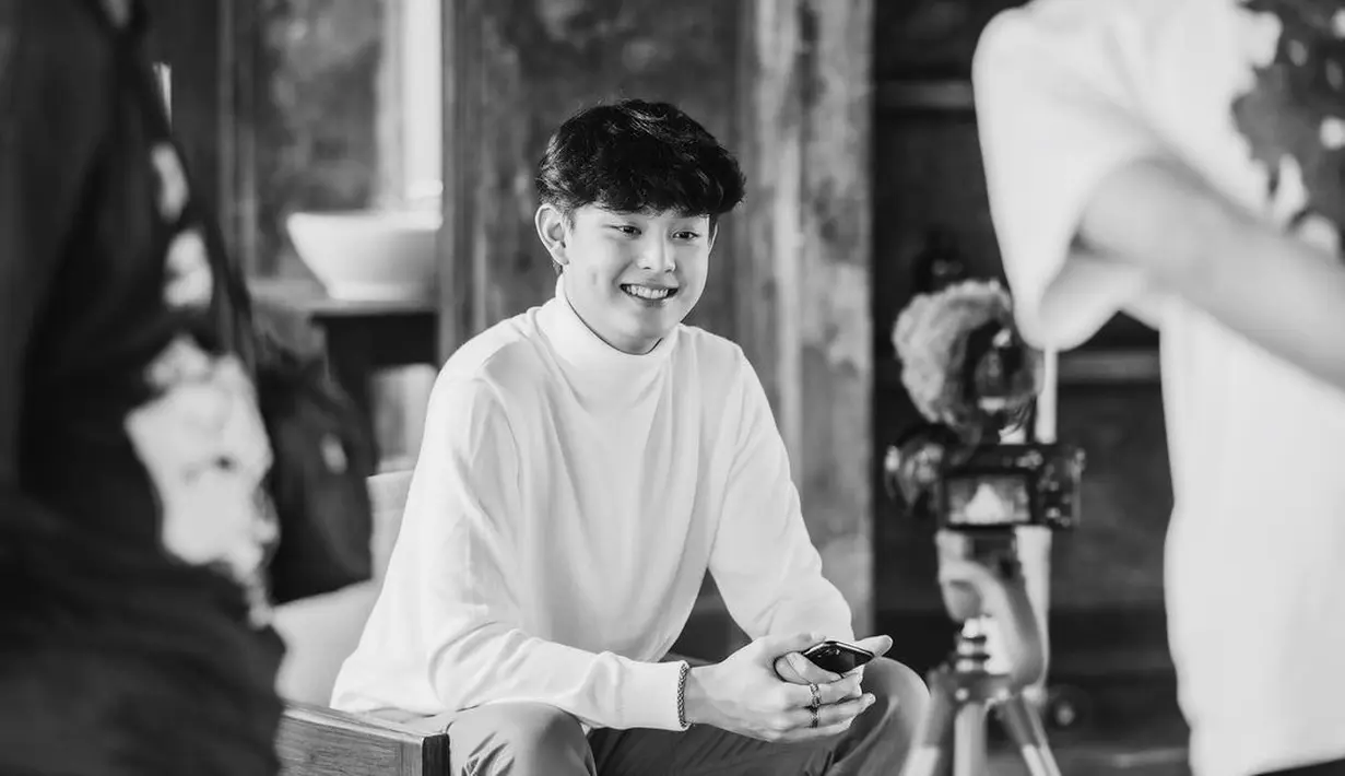 Saat shooting video klip untuk salah satu single-nya, Gabriel Prince mengenakan turtleneck putih yang membuat terlihat imut. (instagram/phrrince)