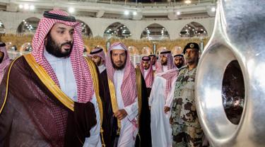 Tinjau Masjidil Haram, Pangeran Mohammed Cium Hajar Aswad