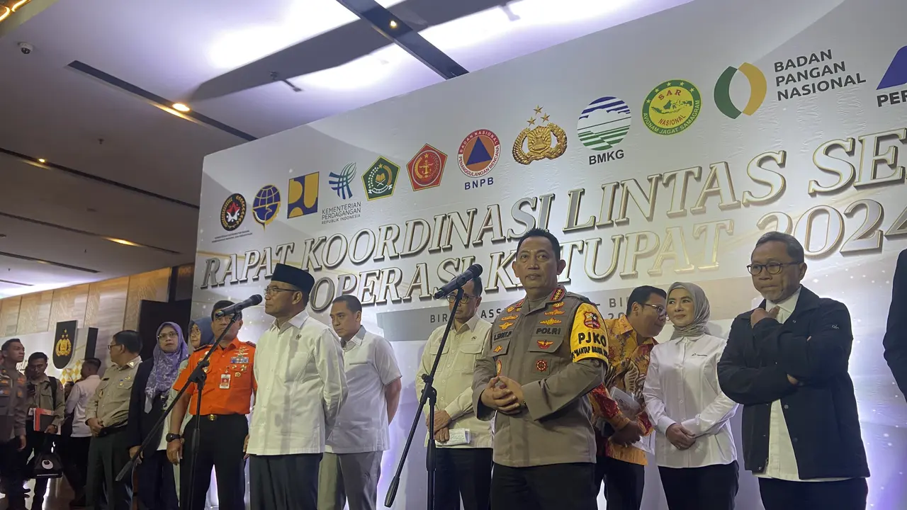 Menko PMK Muhadjir Effendy saat jumpa pers mengenai mudik lebaran 2024 di Gedung Hotel Bidakara Jakarta, Senin (25/3/2024).