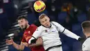 Gelandang AS Roma Bryan Cristante berebut bola dengan gelandang Spezia, Viktor Kovalenko pada pekan ke-17 Liga Italia 2021/2022 di Olimpico, Selasa (14/12/2021) dini hari WIB. AS Roma berhasil mendulang tiga poin setelah mengalahkan Spezia dengan skor 2-0. (Alfredo Falcone/LaPresse via AP)