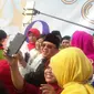 Ahok selfie bersama PNS DKI Jakarta (Liputan6.com/ Delvira Chaerani Hutabarat)