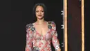 Rihanna bersiap di panggung MusiCares 2016, demi menghormati musisi Lionel Richie, Los Angeles, 13 Februari 2016. Pelantun Umbrella itu juga memakai berlian US$ 1 juta (sekitar Rp 13M) dari desainer Harry Kotlar. (Jason Merritt/Getty Images for NARAS/AFP)