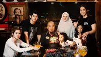 Potret kekompakan Ahmad Dhani bersama keluarga saat ulang tahun ke-48 (Dok.Instagram/@ahmaddhaniofficial/https://www.instagram.com/p/CAp8DUFnf8s/Komarudin)