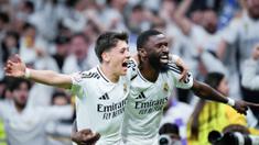 Pemain Real Madrid, Arda Guler dan Antonio Rudiger, merayakan kemenangan atas Real Sociedad pada laga semifinal Copa Del Rey di Stadion Santiago Bernabeu, Rabu (2/4/2025). (AP Photo/Bernat Armangue)