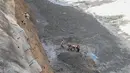 Personel ITBP bersiap menyelamatkan pekerja di salah satu proyek pembangkit listrik tenaga air di desa Reni di distrik Chamoli, negara bagian Uttrakhund, India (7/2/2021). (Indo Tibetan Border Police via AP)