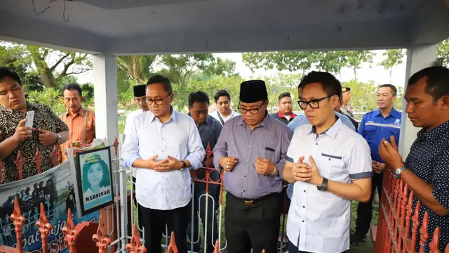 Ketua MPR Zulkifli Hasan berziarah ke makam aktivis buruh Marsinah di pemakaman desa Sukomoro, Nganjuk. (Istimewa)