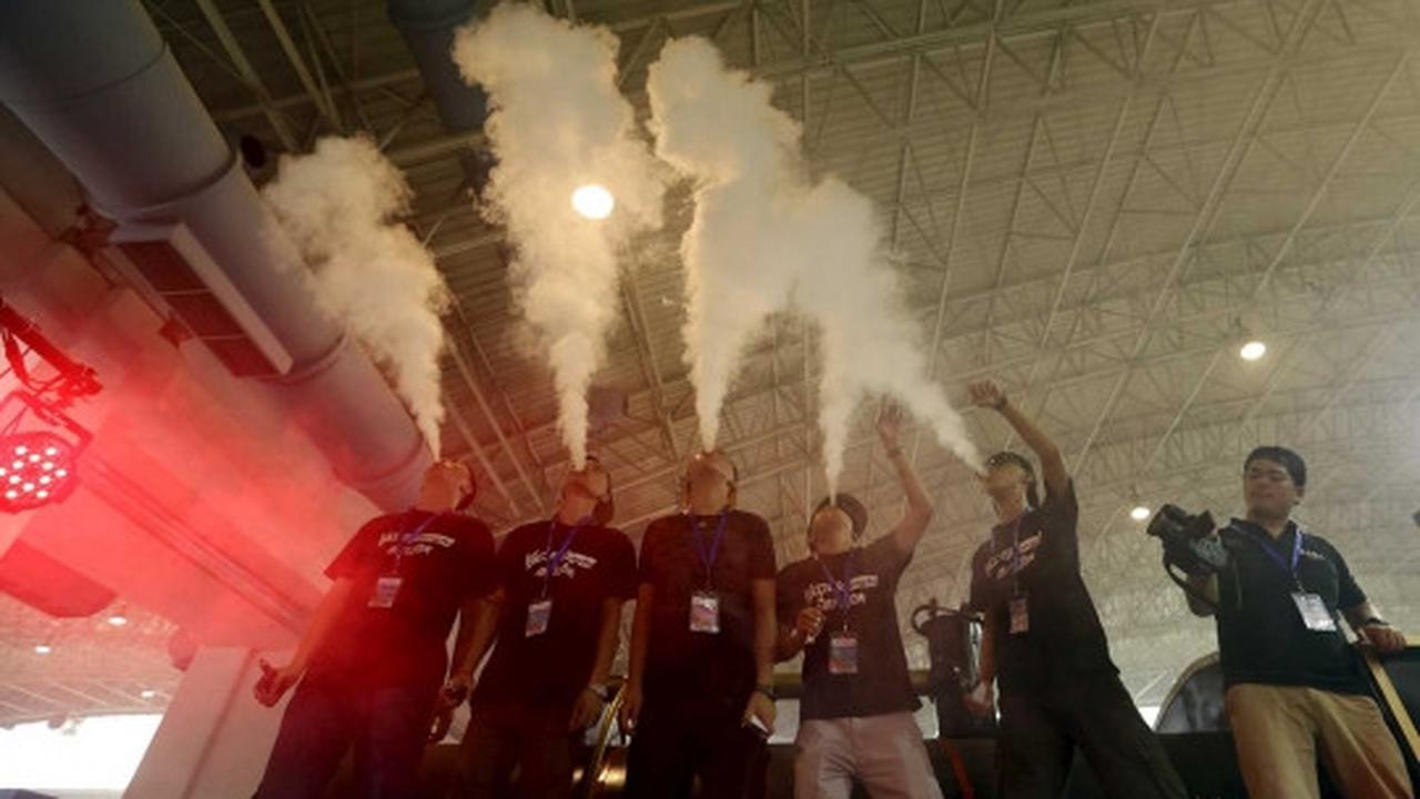 Antusiasme pengunjung & sales isap e-rokok di Vape China Expo