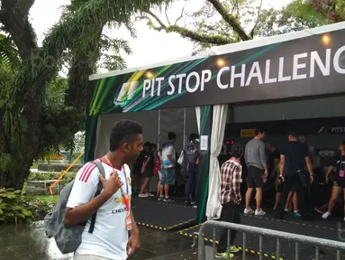 Sejumlah pengunjung mengikuti berbagai kegiatan di pit stop challenge pada ajang F1 GP Singapura, (17/9/2017). Kegiatan ini untuk menarik warga mengenal tentang F1. (Bola.com/Wirawan Kusuma)