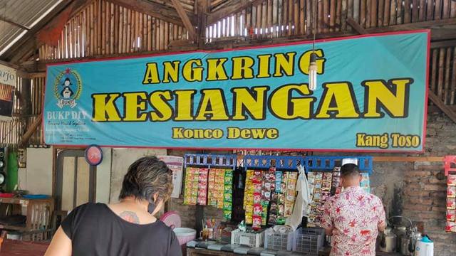 7 Potret Tulisan Spanduk Angkringan Nyeleneh Ini Bikin Geleng Kepala