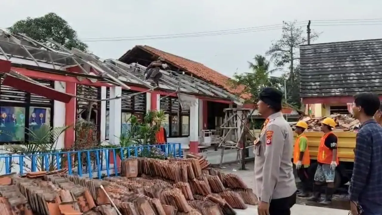 Dua ruang kelas di SD Negeri Kedung Dalam II, Kecamatan Mauk, Kabupaten Tangerang, ambruk pada Rabu (13/8/2025).