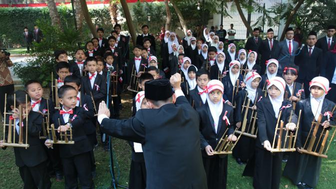 Para siswa SIC memainkan alat musik tradisional asal Jawa Barat, angklung. (KBRI Kairo)