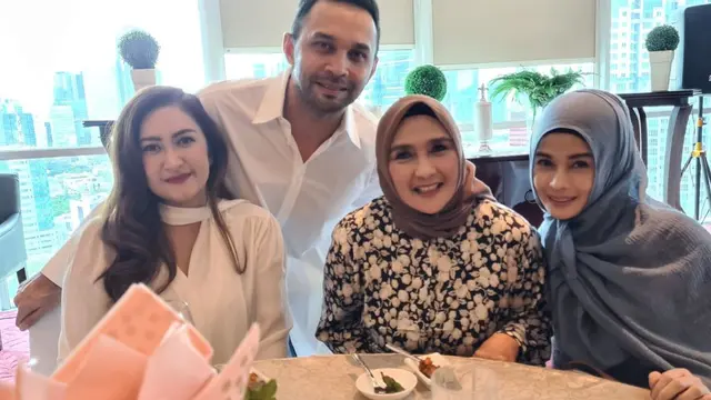 Nafa Urbach dan Jihan Fahira bersama pemain sinetron era 90-an (Foto: Instagram/@jihanfahirareal)