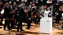 Penyanyi tenor Italia Andrea Bocelli dan robot YuMi saat tampil dalam konser Lucca Philharmonic Orchestra di The Teatro Verdi di Pisa, Italia (12/9). Robot YuMi dirancang oleh pemimpin robotika ABB. (AFP Photo/Miguel Medina)