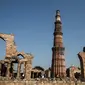 Wisatawan mengunjungi situs warisan dunia UNESCO Qutub Minar di New Delhi, India, Kamis (13/2/2020). Monumen Islam kuno setinggi 73 meter ini menjadi menara tertinggi di India. (Xinhua/Javed Dar)