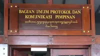 Pemerintah Kota Surabaya melakukan upaya pelestarian budaya dengan memasang papan nama bertuliskan aksara Jawa di gedung hingga laman resmi milik organisasi perangkat daerah (OPD) setempat, Rabu (24/1/2024).