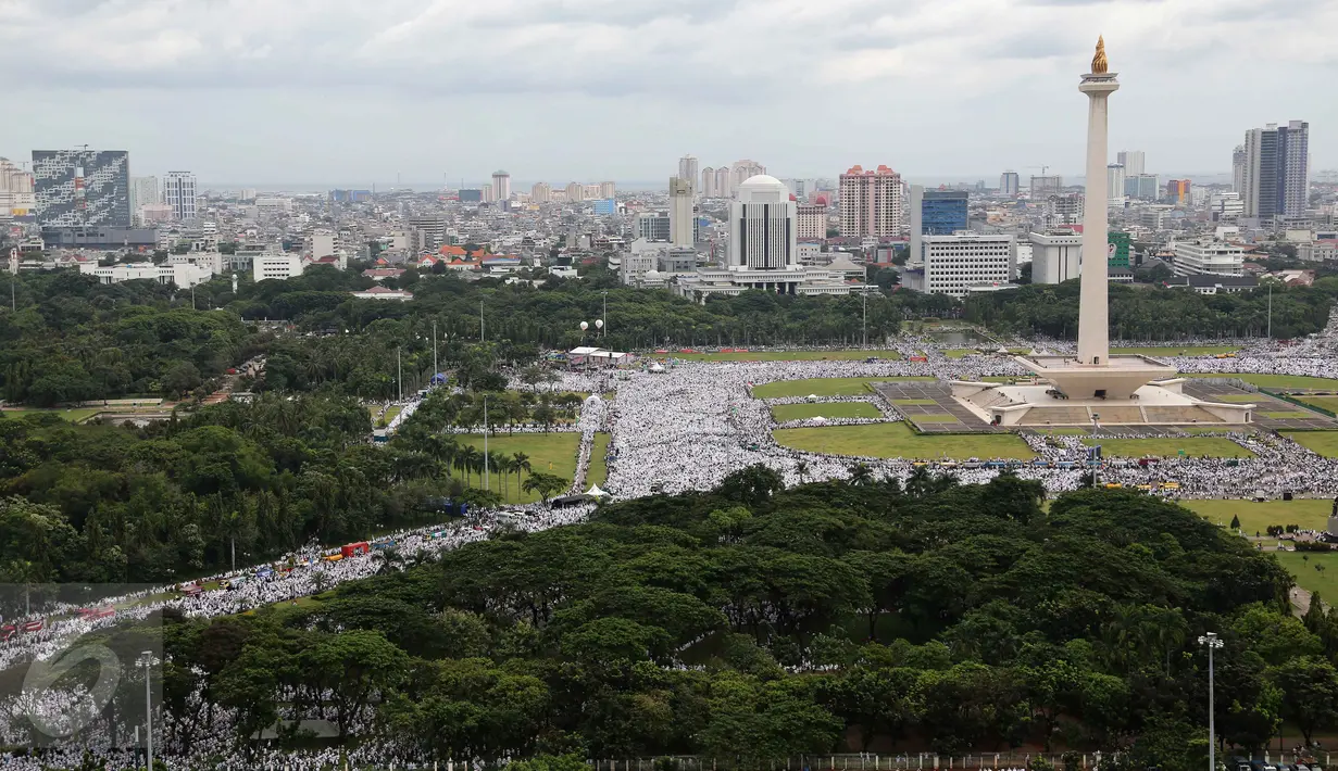 Suasana kawasan Monumen Nasional (Monas) yang dipadati massa demo 2 Desember, Jakarta Pusat, Jumat (2/12). Demo 2 Desember digelar sebagai lanjutan dari aksi 4 November 2016. (Liputan6.com/Ferbian Pradolo)