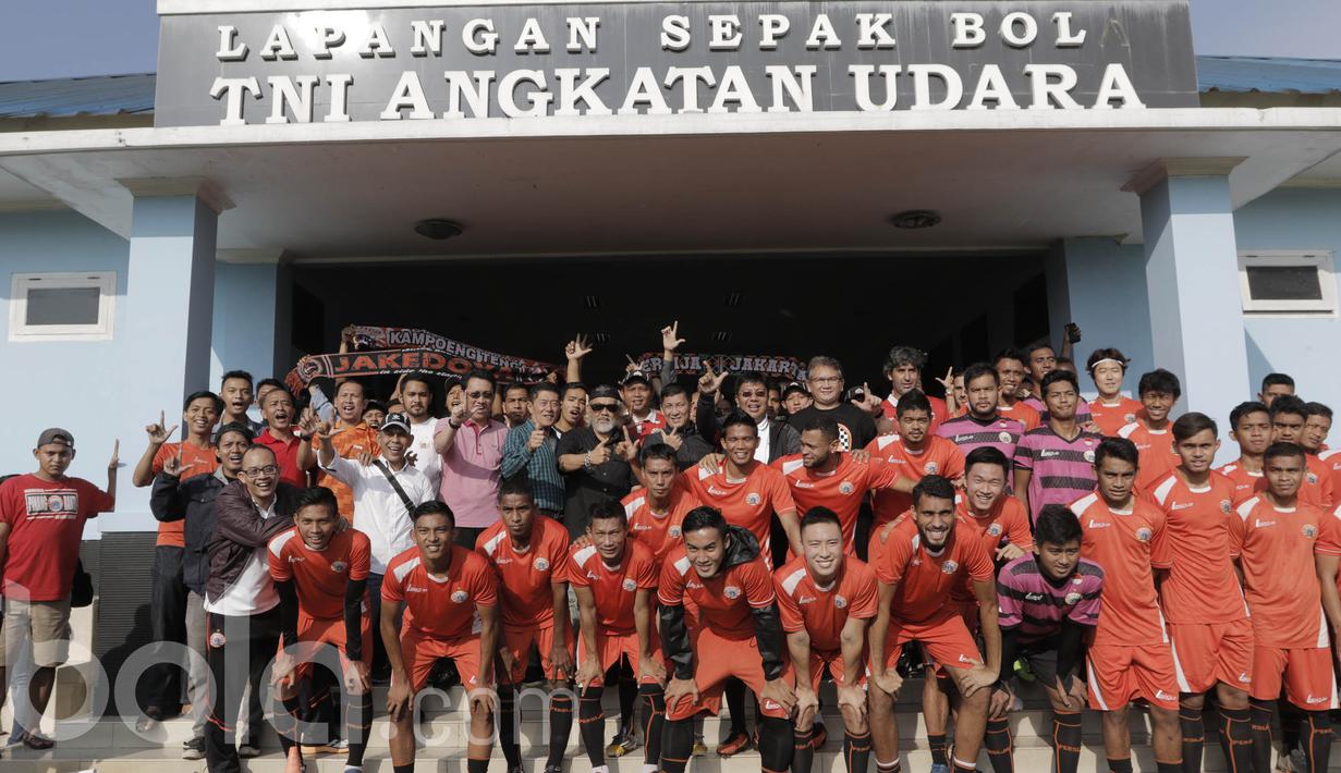 Pemain bersama pelatih, manajemen Persija Jakarta dan The Jakmania foto bersama usai acara potong tumpeng. Manajemen baru Persija Jakarta berusaha memberikan fasilitas terbaik agar tim kebanggan Ibukota kembali berjaya. (Bola.com/M Iqbal Ichsan)