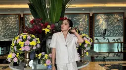 Selain olahraga, Ussy juga disiplin menjaga pola makan yang seimbang. Pola hidup sehat inilah yang membuatnya terus tampil memesona, bahkan ketika memilih outfit kasual seperti celana pendek.   (Liputan6.com/IG/@ussypratama)