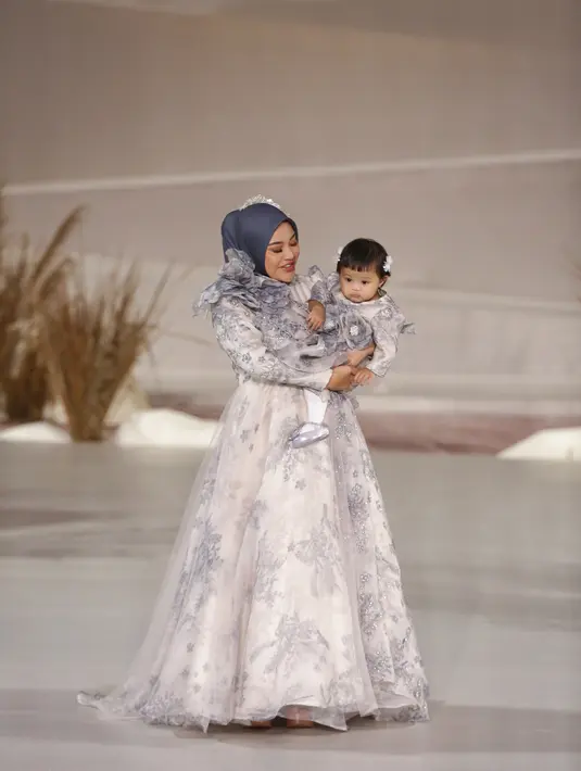 Keduanya terlihat kompak mengenakan gaun dengan motif Azzura dan aksen bunga