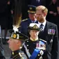 Raja Charles III, Putri Anne, Pangeran William dan Pangeran Harry di pemakaman Ratu Elizabeth II. (Hannah Mckay/Pool Photo via AP)