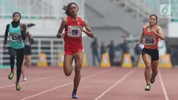 Atlet asal Bali, Dewi Ayu Agung Kurnia (tengah) saat berlaga di kelas lari 400 meter putri senior Kejurnas Atletik U18, U20 dan Senior 2019 di Stadion Pakansari, Kab Bogor, Jumat (2/8/2019). Dewi Ayu Agung Kurnia meraih posisi pertama dengan catatan waktu 55,56 detik. (Liputan6.com/Helmi Fithriansya